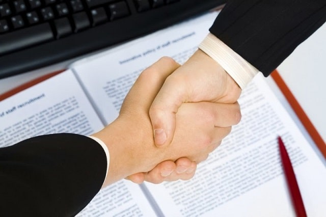 Thoả thuận và ký hợp đồng vay với các điều khoản cụ thể, chi tiết