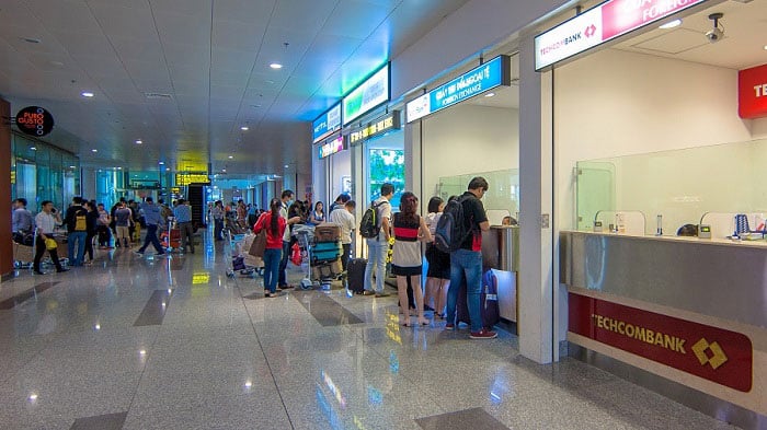 Đổi tiền Đô tại sân bay đã trở nên rất quen thuộc với nhiều khách du lịch.