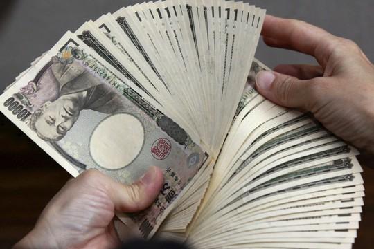 Ở Nhật Bản bạn có thể đến các ngân hàng hoặc máy tự động để đổi tiền